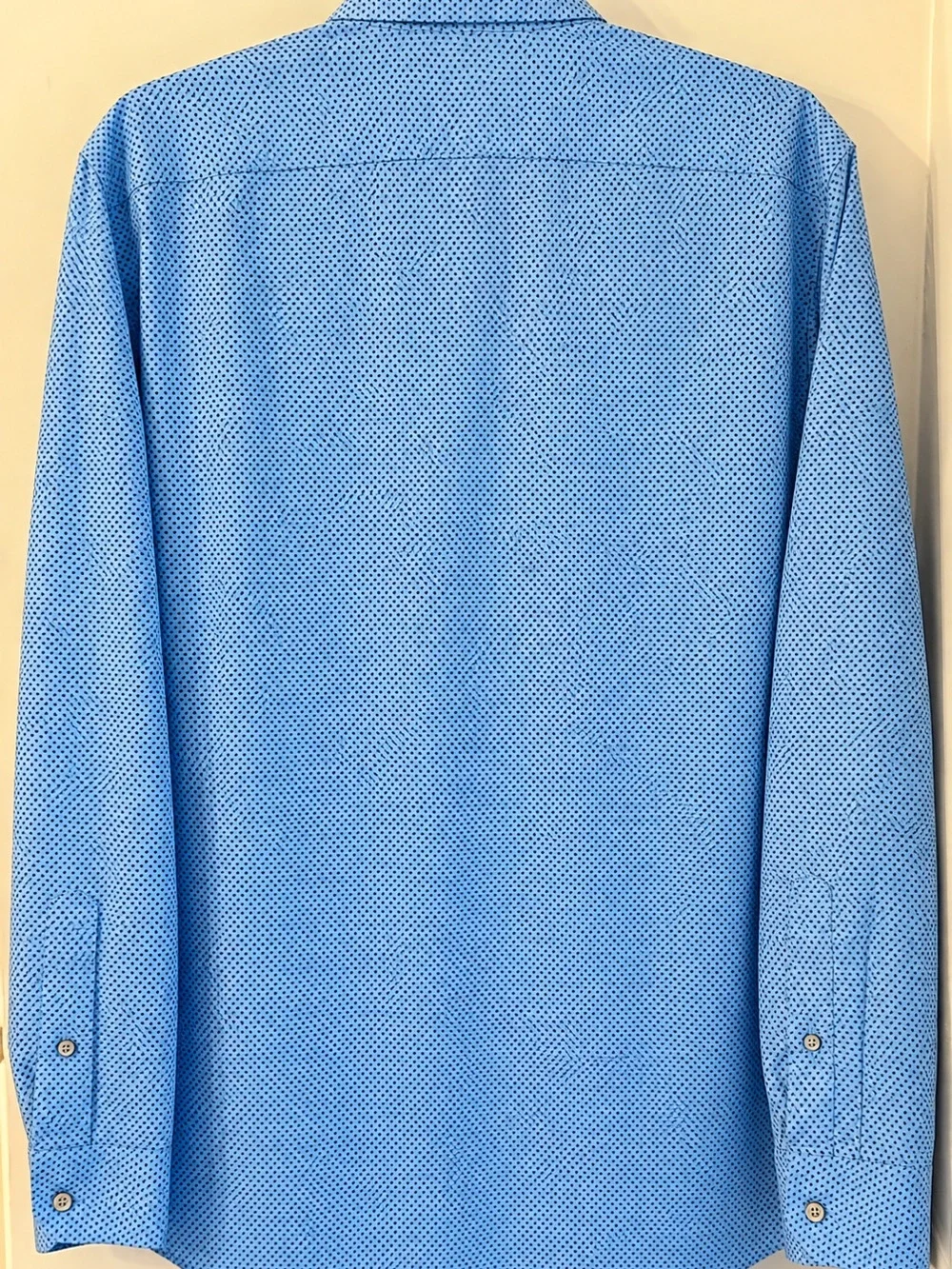 Banana Republic Men’s Light Blue Micro Dot Button-Down Dress Shirt. (0028)